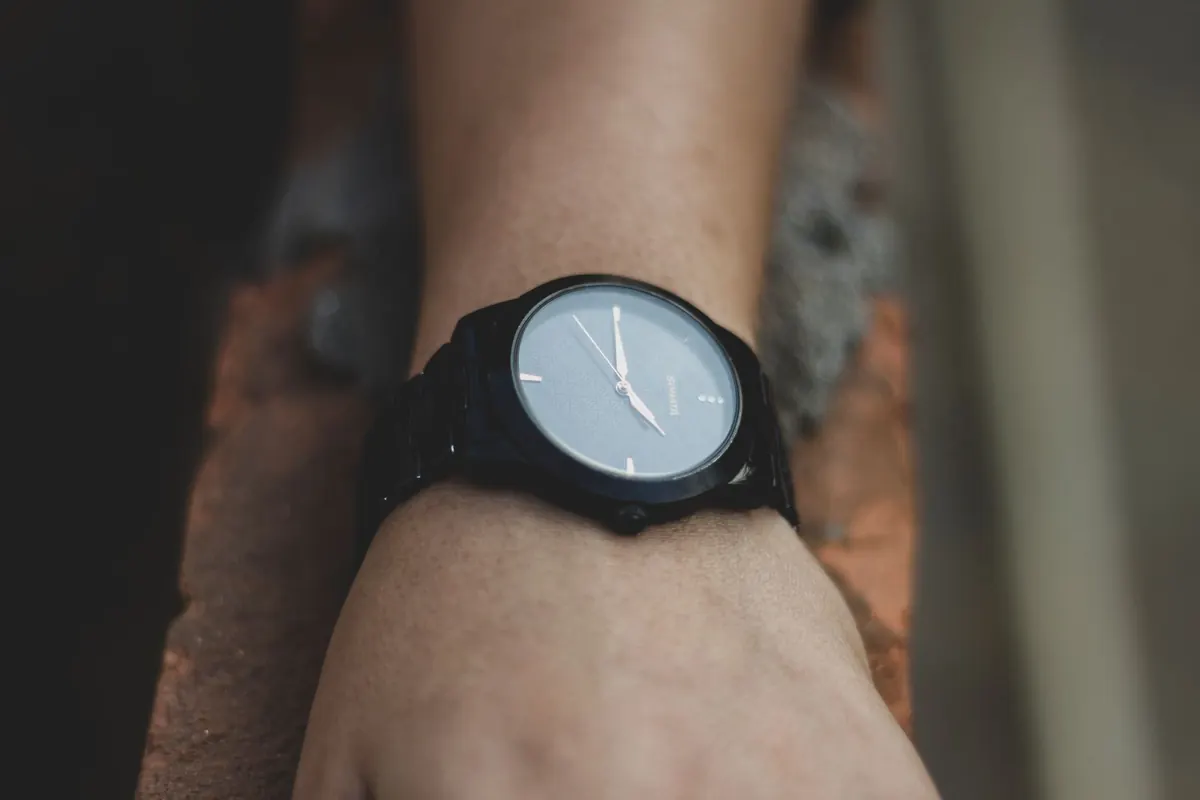 Hybrid Smartwatch vs Full Smartwatch: Battery, Style, and Notifications Compared